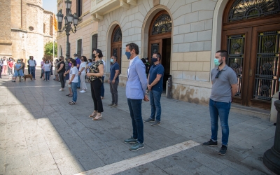 Representants municipals durant el minut de silenci/ Roger Benet